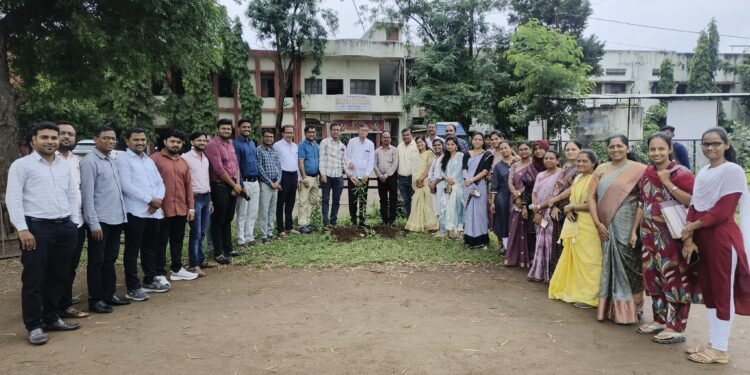 एक पेड गुरु के नाम” उपक्रमातून एम. एम. कॉलेज, पाचोरा येथे शिक्षक दिन उतउत्साहात साजरा