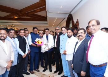 अमळनेरचा अभिमान : महाराष्ट्र चेंबरच्या शिष्टमंडळात युवा उद्योजक वेदांशू पाटील यांची मुख्यमंत्रींसोबत उपस्थिती