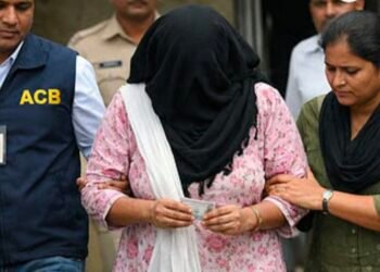 ‘केवायसी’च्या नावाखाली १०० रुपयांची लाच घेताना महिला कर्मचारी जाळ्यात