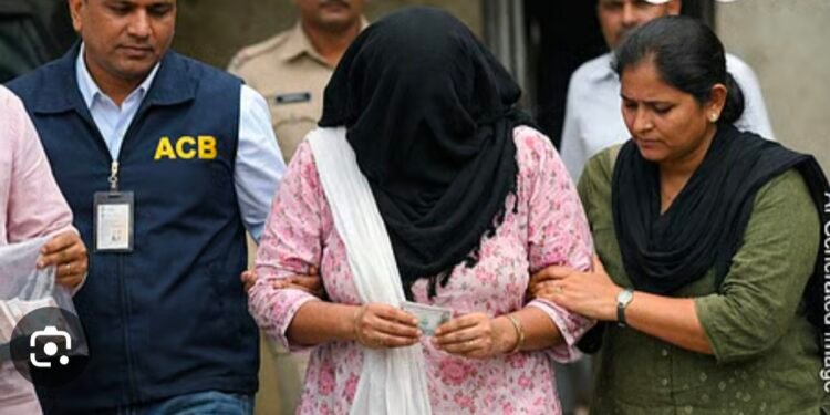 ‘केवायसी’च्या नावाखाली १०० रुपयांची लाच घेताना महिला कर्मचारी जाळ्यात