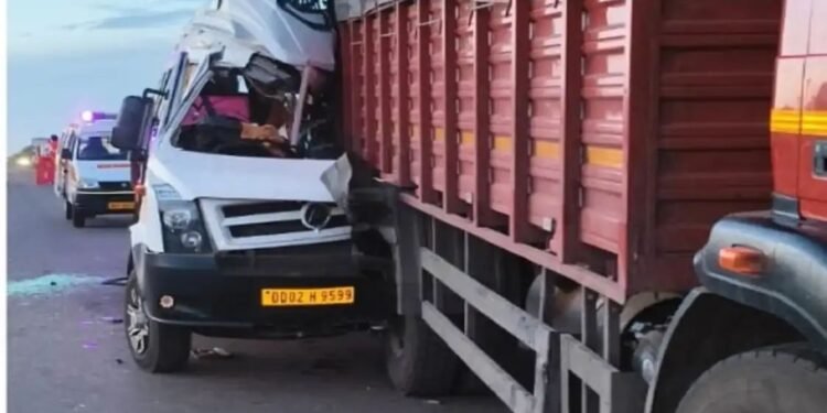पुणे-बंगळुरु महामार्गावर भीषण अपघात; दोघांचा जागीच मृत्यू तर 5 जण जखमी