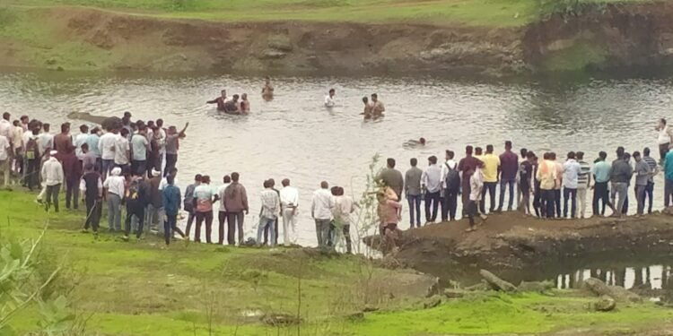 अमळनेरमध्ये हृदयद्रावक घटना; पाण्याने भरलेल्या खड्ड्यात बुडून तिघांचा मृत्यू