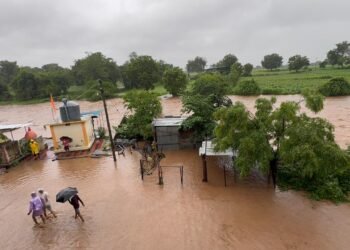 शिरूडला मुसळधार पावसाचा तडाखा; घरे, अंगणवाडी, गोठे जलमय, शेती पाण्याखाली