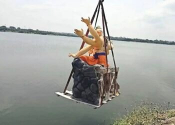 स्थापनेआधीच गणरायांचे विसर्जन; बऱ्हाणपूरहून आणलेली १२ फुटी मूर्ती वाटेत दुभंगली