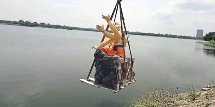 स्थापनेआधीच गणरायांचे विसर्जन; बऱ्हाणपूरहून आणलेली १२ फुटी मूर्ती वाटेत दुभंगली